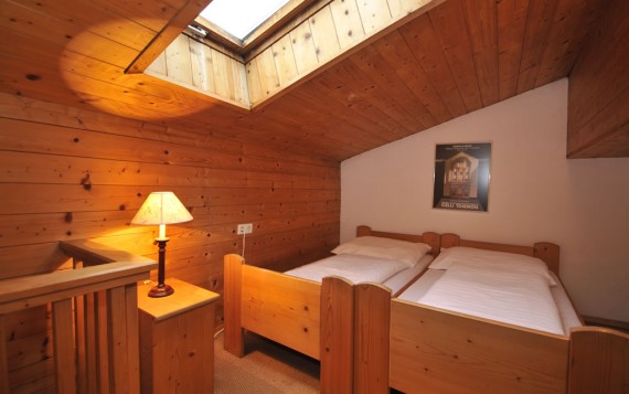 Mansarden-Schlafzimmer mit Doppelbett